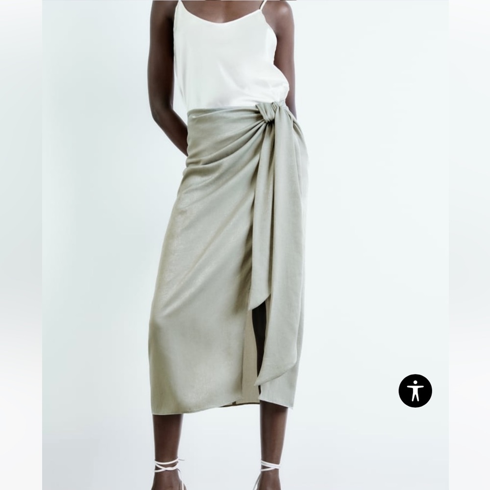 SATIN EFFECT SKIRT WITH KNOT